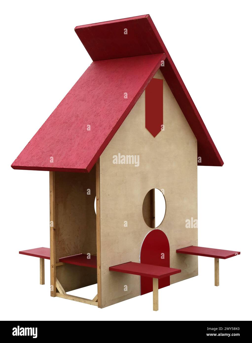 Jouet contreplaqué maison faite à la main sur aire de jeux pour enfants. Isolé sur blanc Banque D'Images