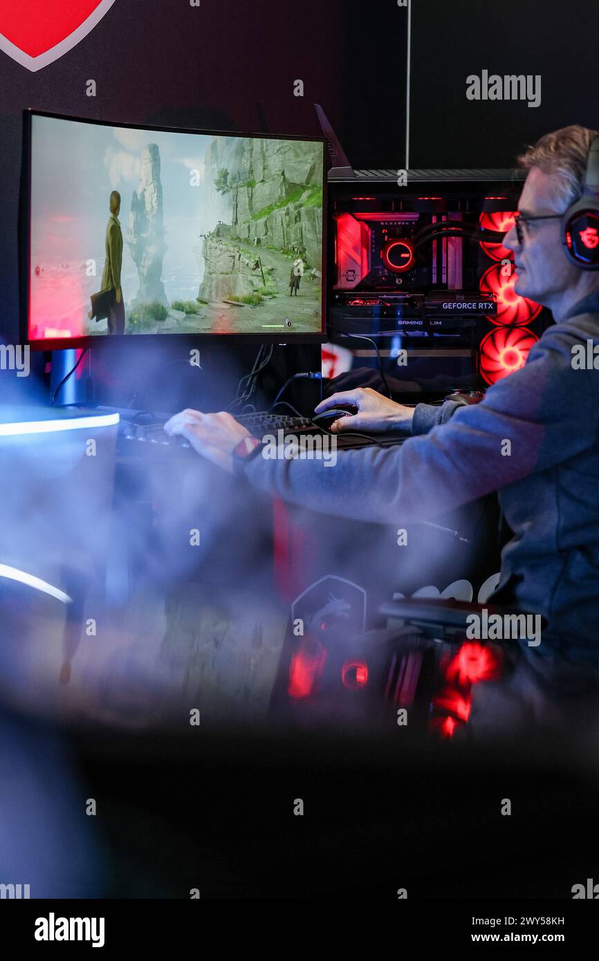 Leipzig, Allemagne. 04th Apr, 2024. Un homme installe un PC de jeu pour le festival de jeu 'Caggtus' sur le stand de MSI, un fournisseur d'ordinateurs de jeu. La deuxième édition du festival CAGGTUS gaming se déroulera ici du 5 au 7 avril 2024. Crédit : Jan Woitas/dpa/Alamy Live News Banque D'Images