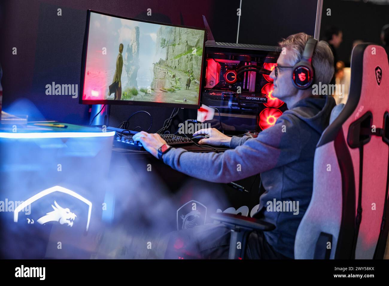 Leipzig, Allemagne. 04th Apr, 2024. Un homme installe un PC de jeu pour le festival de jeu 'Caggtus' sur le stand de MSI, un fournisseur d'ordinateurs de jeu. La deuxième édition du festival CAGGTUS gaming se déroulera ici du 5 au 7 avril 2024. Crédit : Jan Woitas/dpa/Alamy Live News Banque D'Images
