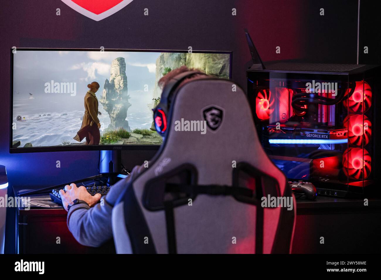 Leipzig, Allemagne. 04th Apr, 2024. Un homme installe un PC de jeu pour le festival de jeu 'Caggtus' sur le stand de MSI, un fournisseur d'ordinateurs de jeu. La deuxième édition du festival CAGGTUS gaming se déroulera ici du 5 au 7 avril 2024. Crédit : Jan Woitas/dpa/Alamy Live News Banque D'Images