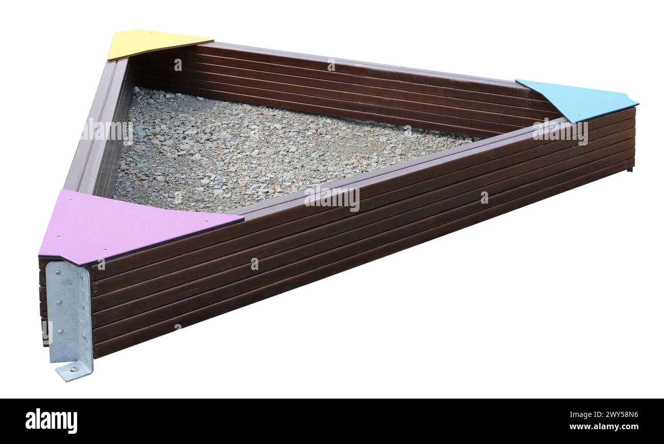 Bac à sable triangulaire en bois sur une aire de jeux pour enfants. Isolé sur blanc Banque D'Images