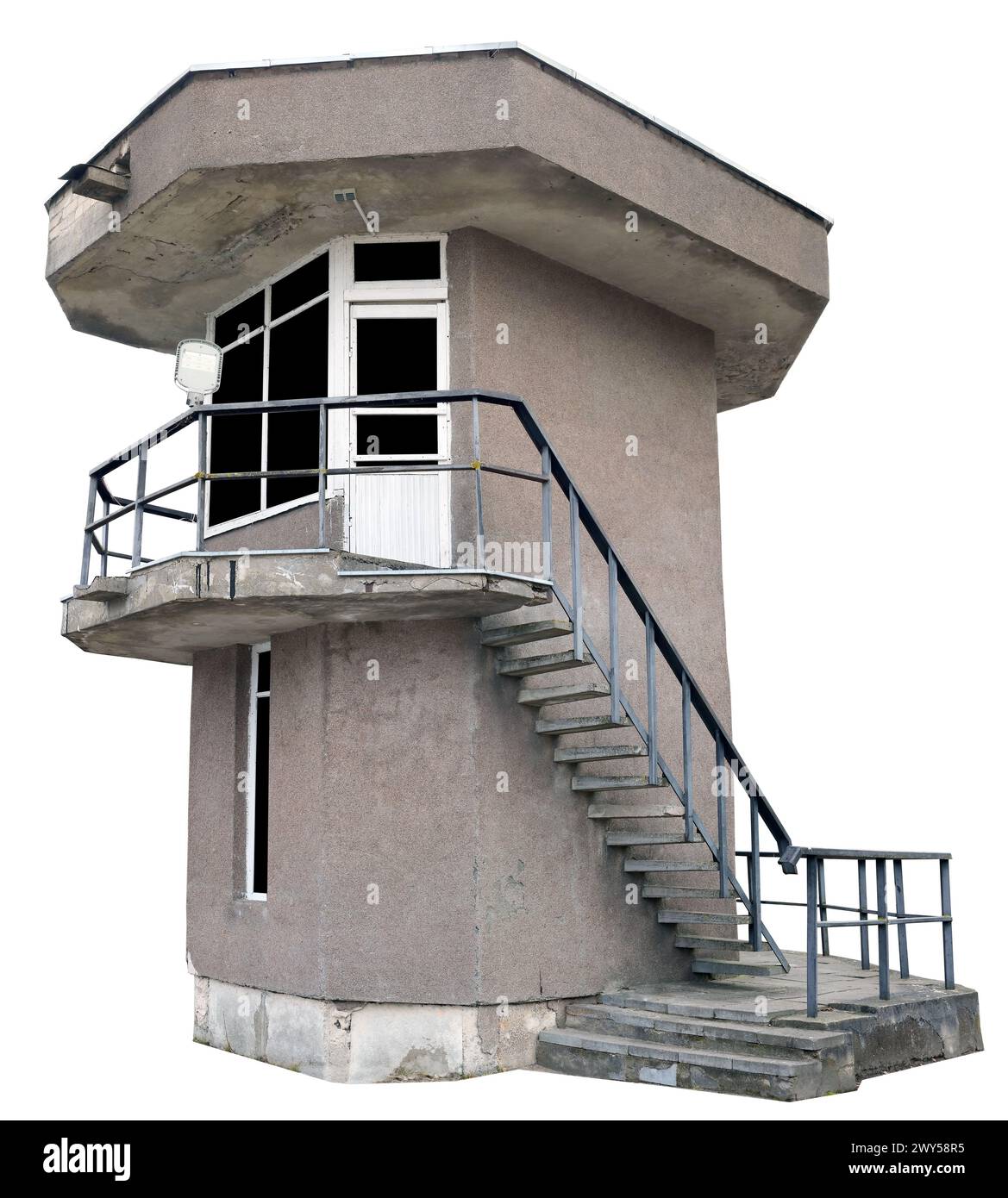 Tour en béton pour les sauveteurs sur le rivage de la plage de la ville. Isolé sur blanc Banque D'Images