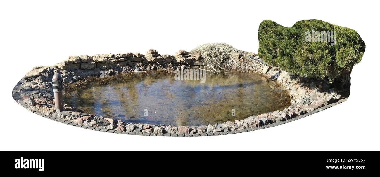 Le rivage d'un petit étang fait maison est bordé de pierres. Isolé sur blanc Banque D'Images