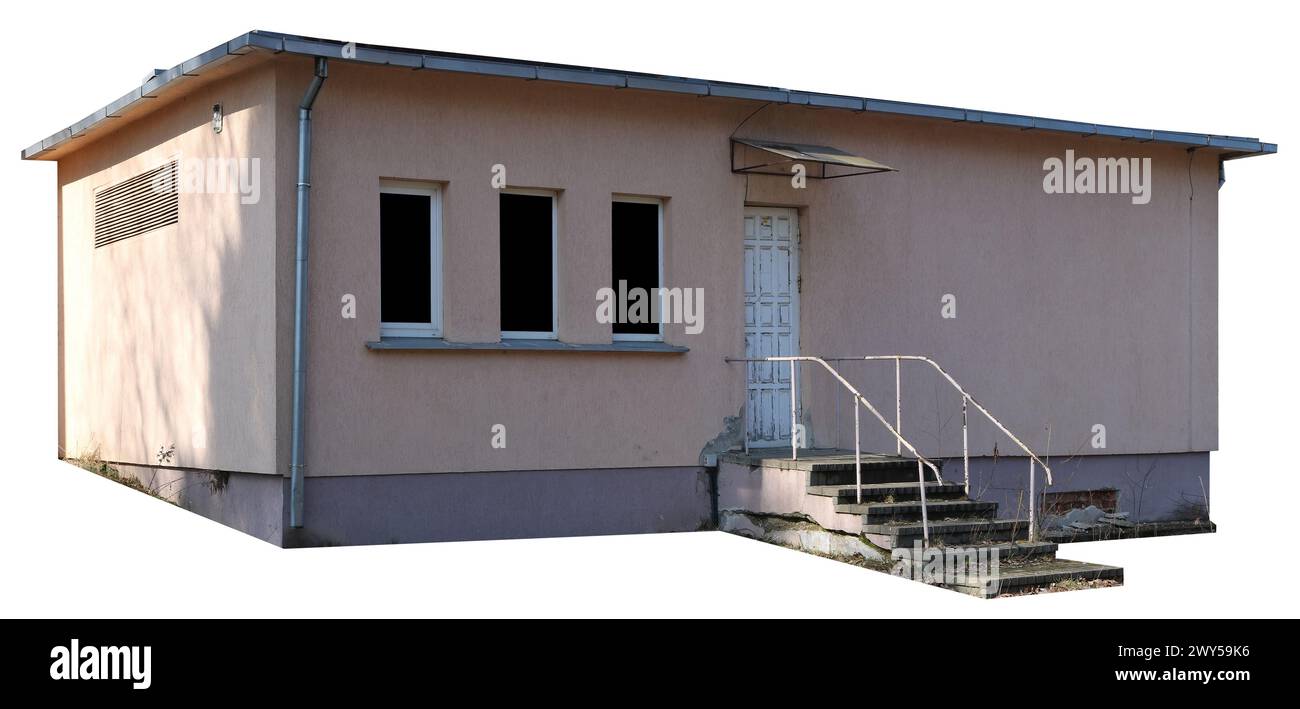 Grange en pierre rose ruinée et escaliers. Isolé sur blanc Banque D'Images