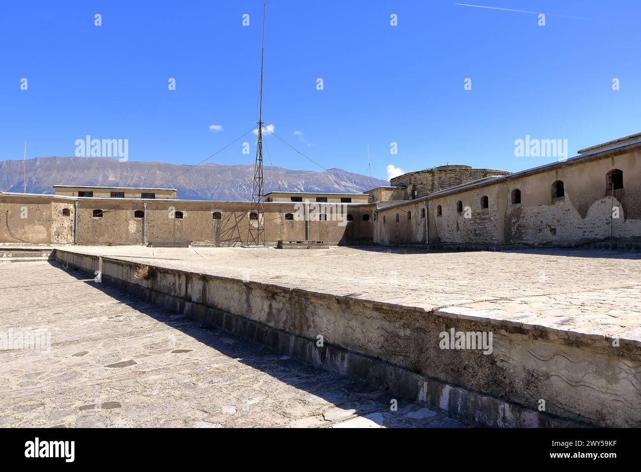 16 septembre 2023 - Gjirokastra en Albanie : les gens apprécient le château du twon de l'intérieur Banque D'Images