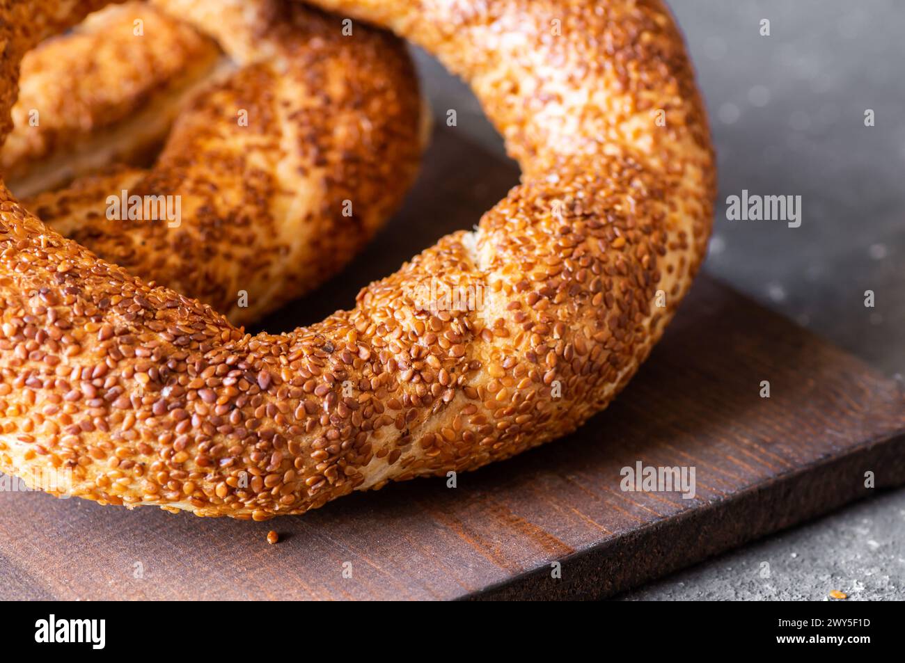 Bagel traditionnel turc / simit avec sésame sur table rustique, concept de pâtisserie de petit déjeuner turc Banque D'Images