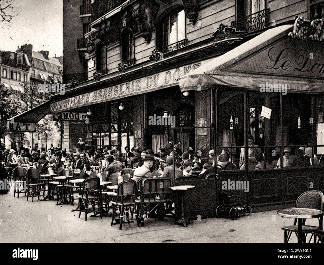 Café du Dôme au 108 boulevard de Montparnasse à Paris dans les années 1920 - pas de photographe Banque D'Images