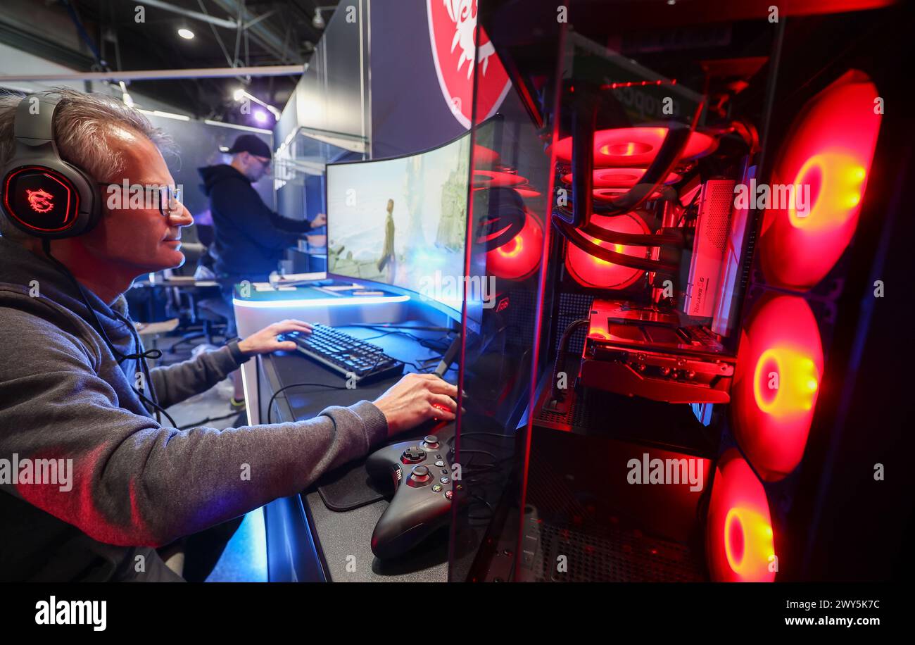 Leipzig, Allemagne. 04th Apr, 2024. Un homme installe un PC de jeu pour le festival de jeu 'Caggtus' sur le stand de MSI, un fournisseur d'ordinateurs de jeu. La deuxième édition du festival CAGGTUS gaming se déroulera ici du 5 au 7 avril 2024. Crédit : Jan Woitas/dpa/Alamy Live News Banque D'Images