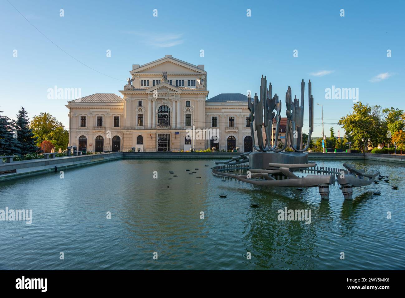 Fontaine cinétique et palais de la culture à Drobeta-Turnu Severin en Roumanie Banque D'Images