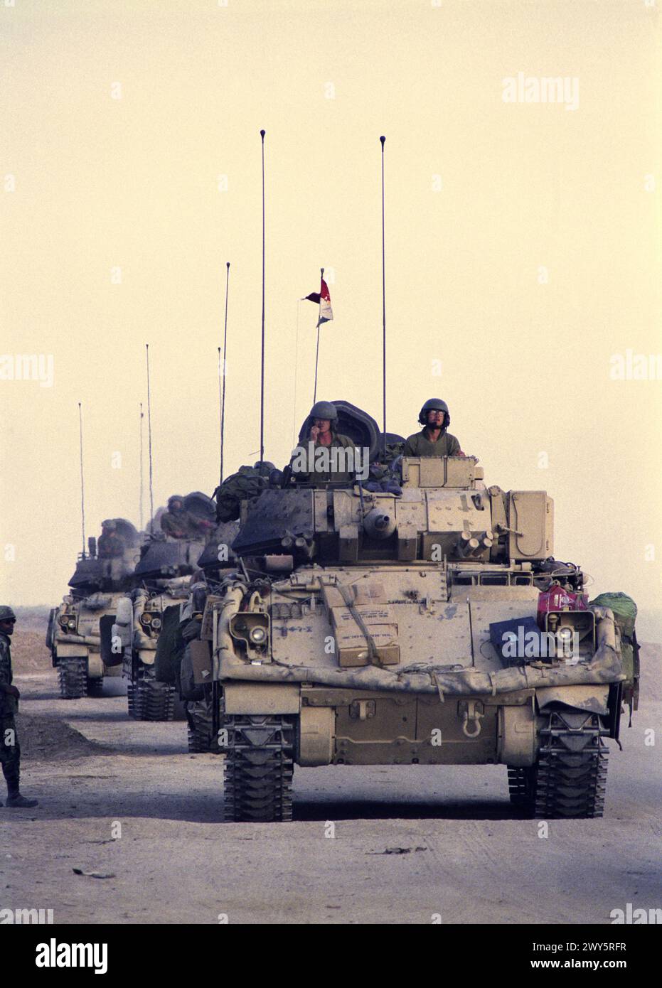 26 mars 1991 Une colonne de véhicules de combat Bradley de l'armée américaine à seulement 8 km au sud de Nasiriyah dans le sud de l'Irak. Banque D'Images
