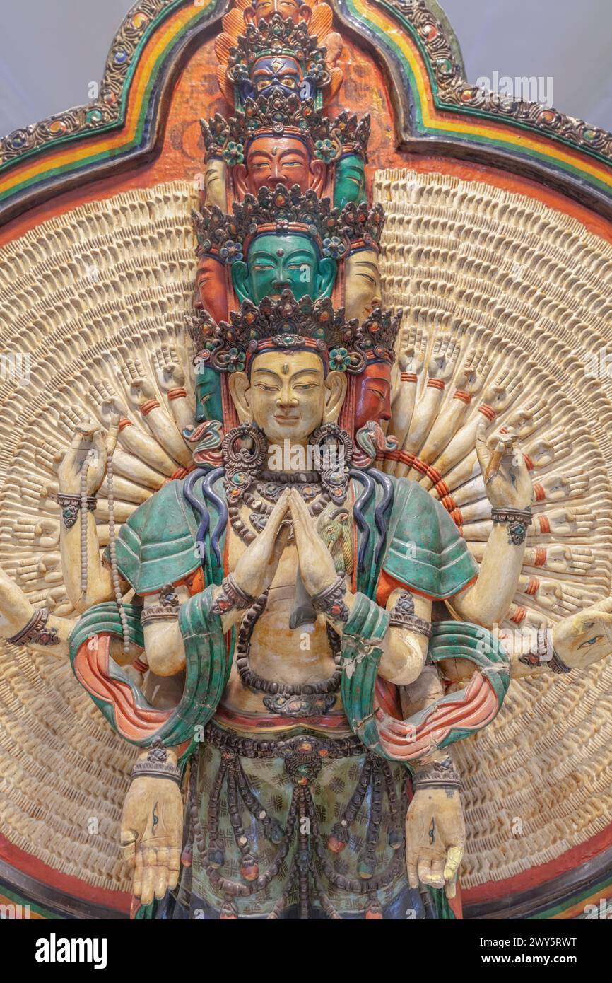 Avalokitesvara, statue tibétaine en bois peint, Ladakh, Leh, Musée national de l'artisanat, New Delhi, Inde Banque D'Images