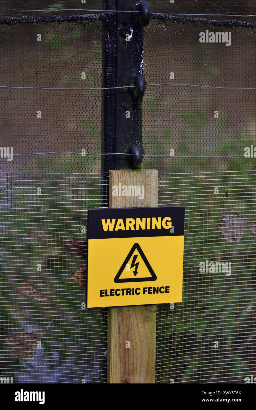 Un panneau d'avertissement au zoo de Paignton. Banque D'Images