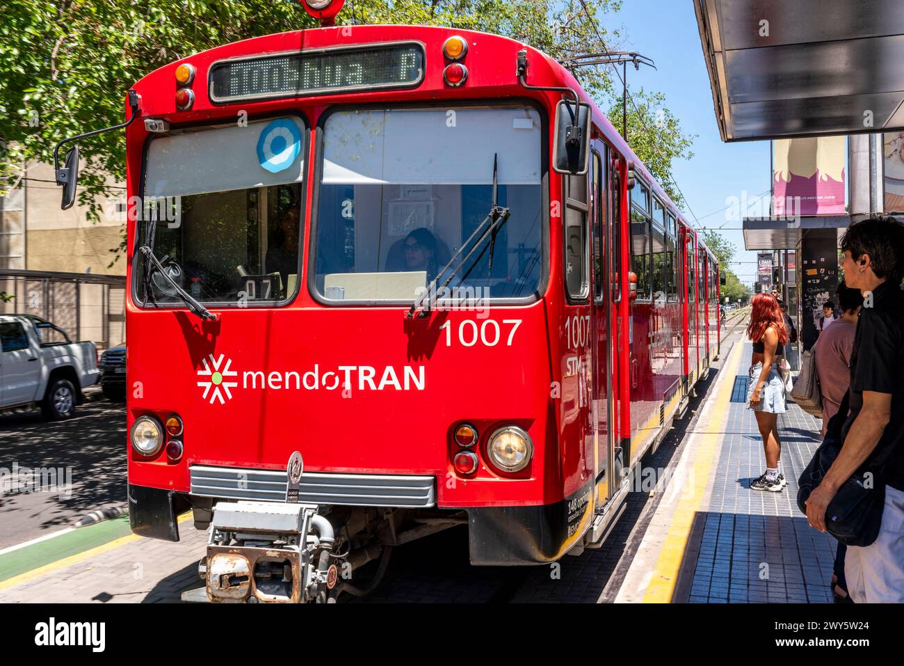 Un tramway MendoTran arrivant à Une gare de Mendoza, province de Mendoza, Argentine. Banque D'Images