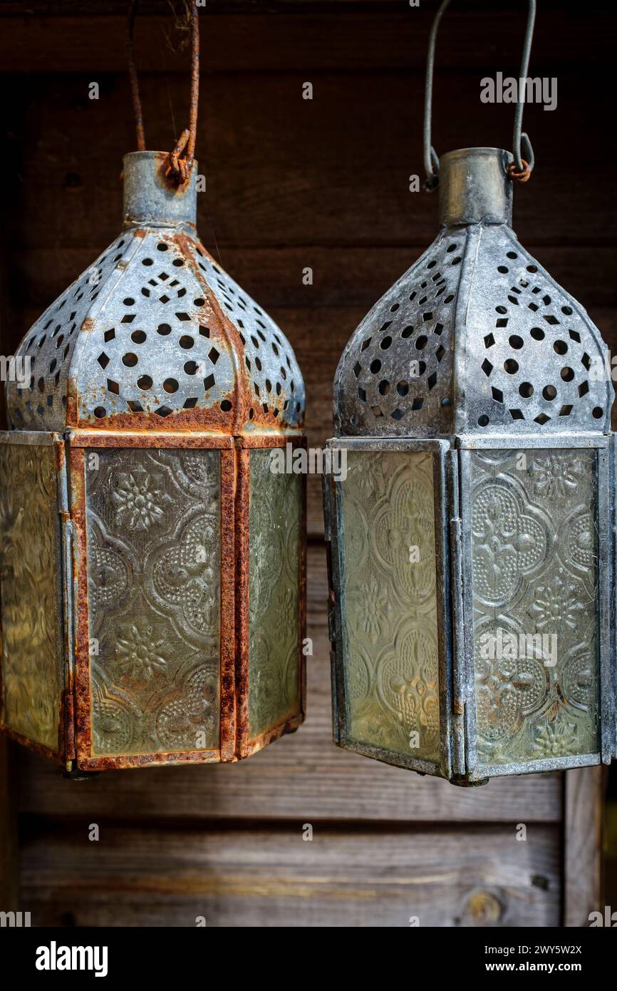 Porte-bougie chauffe-plat de style marocain accroché à un abri de jardin Banque D'Images