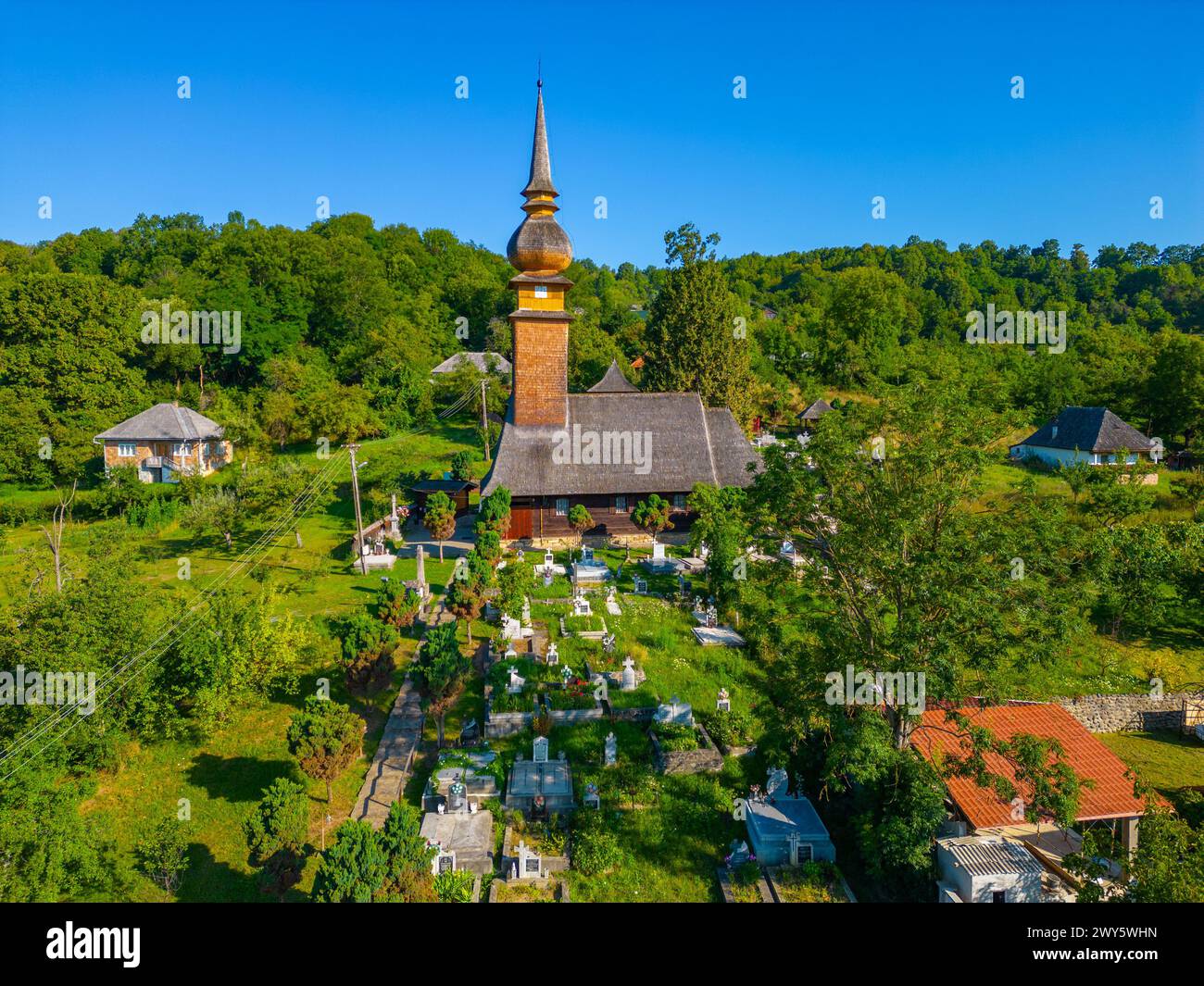 L'église en bois Nativité de la mère de Dieu de Laschia en Roumanie Banque D'Images