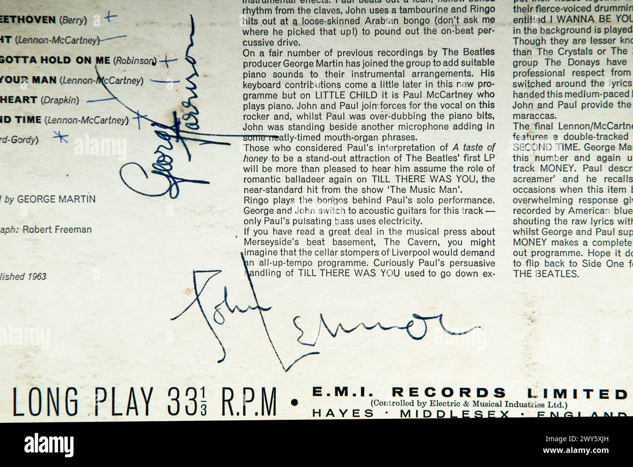 Fausses signatures. Avec la pochette du disque des Beatles 'signée' par les four Beatles en 1964. Tous les autographes sont des faux. Londres, Angleterre Royaume-Uni 21 août 2016. HOMER SYKES image 4 sur 5 Banque D'Images