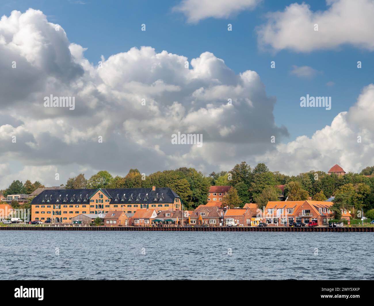 Kiel-Holtenau avec ancien entrepôt et restaurants, fjord de Kiel, Schleswig-Holstein, Allemagne Banque D'Images