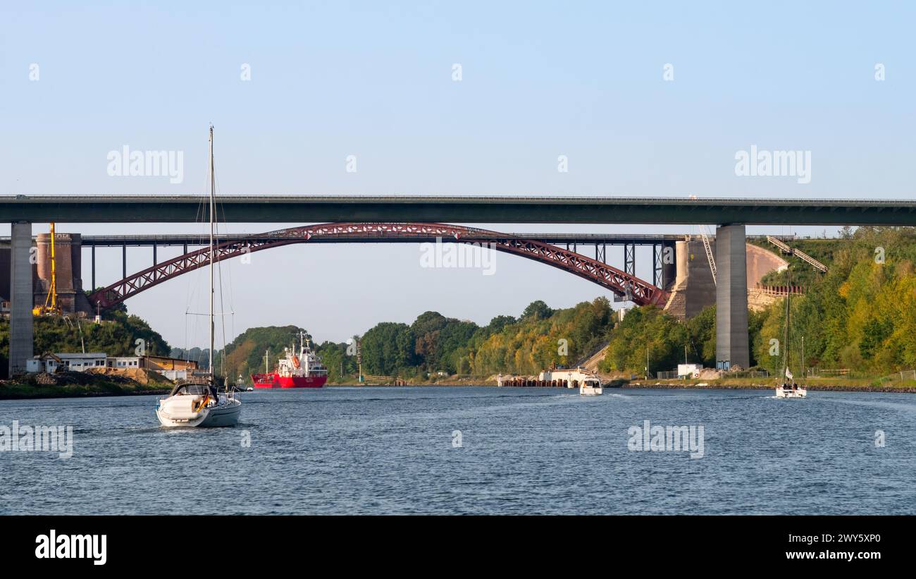 Bateaux sur le canal de Kiel en passant par Levensau High Bridge, Schleswig-Holstein, Allemagne Banque D'Images