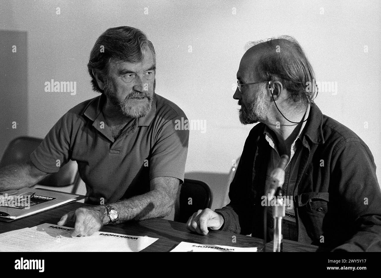 Le photographe d’art américain Cole Weston (à gauche) discute avec David H. Lyman (à droite) aux ateliers photographiques du Maine, Rockport, États-Unis, 1982. Banque D'Images