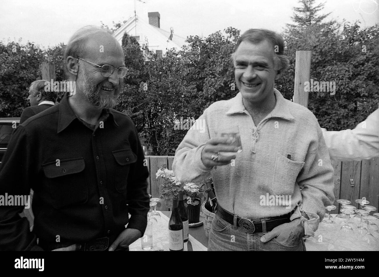 David H. Lyman, directeur des ateliers photographiques du Maine (à gauche), discute avec le photojournaliste américain William Albert Allard, Rockport, Maine, États-Unis, 1982. Banque D'Images