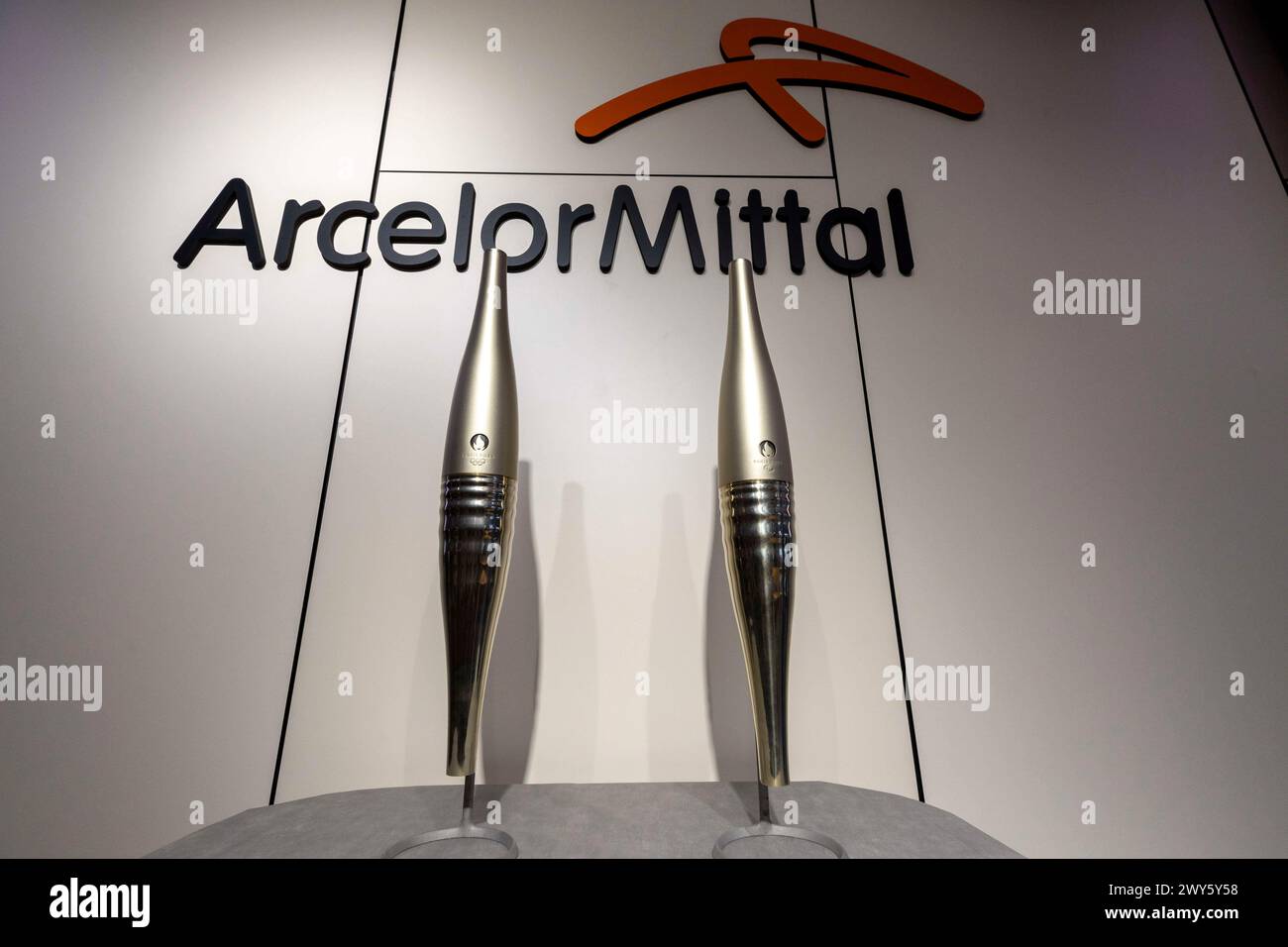 © PHOTOPQR/LA PROVENCE/SPEICH Frederic ; Florange ; 30/03/2024 ; visite de presse de l'un des sites de fabrication de la société Arcelor Mittal a Florange (Moselle) ou est fabrique l'acier qui constitue la torche olympique des Jeux olympiques et paralympiques de Paris 2024 cette torche designee par Mathieu Lehanneur et fabriquee en acier special, a 2000 exemplaires, va permettre le relais de la flamme olympique du 8 mai au 26 juillet - Florange, France 30 mars 2024 visite de presse sur l'un des sites de fabrication de la société Arcelor Mittal à Florange (Moselle) où l'acier qui concorde Banque D'Images