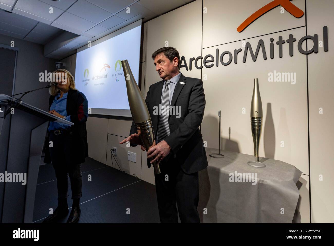 © PHOTOPQR/LA PROVENCE/SPEICH Frederic ; Florange ; 30/03/2024 ; visite de presse de l'un des sites de fabrication de la société Arcelor Mittal a Florange (Moselle) ou est fabrique l'acier qui constitue la torche olympique des Jeux olympiques et paralympiques de Paris 2024 cette torche designee par Mathieu Lehanneur et fabriquee en acier special, a 2000 exemplaires, permet le relais de la flamme olympique du 8 mai au 26 juillet présentation par Delphine MOULIN Directrice des célébrations du comite d'organisation et Franck WASILEWKSI chef de projet cher Arcelor - Florange, France mar Banque D'Images