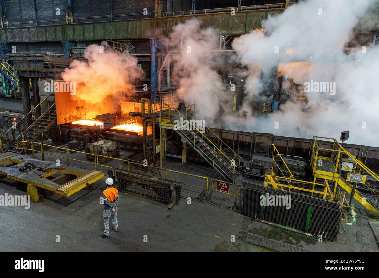 © PHOTOPQR/LA PROVENCE/SPEICH Frederic ; Florange ; 30/03/2024 ; visite de presse de l'un des sites de fabrication de la société Arcelor Mittal a Florange (Moselle) ou est fabrique l'acier qui constitue la torche olympique des Jeux olympiques et paralympiques de Paris 2024 cette torche designee par Mathieu Lehanneur et fabriquee en acier special, a 2000 exemplaires, va permettre le relais de la flamme olympique du 8 mai au 26 juillet - Florange, France 30 mars 2024 visite de presse sur l'un des sites de fabrication de la société Arcelor Mittal à Florange (Moselle) où l'acier qui concorde Banque D'Images