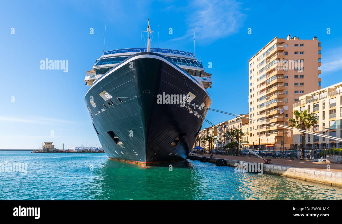 Bateau de croisière entrant dans le port de Sète, un matin d'été, en Occitanie, France Banque D'Images