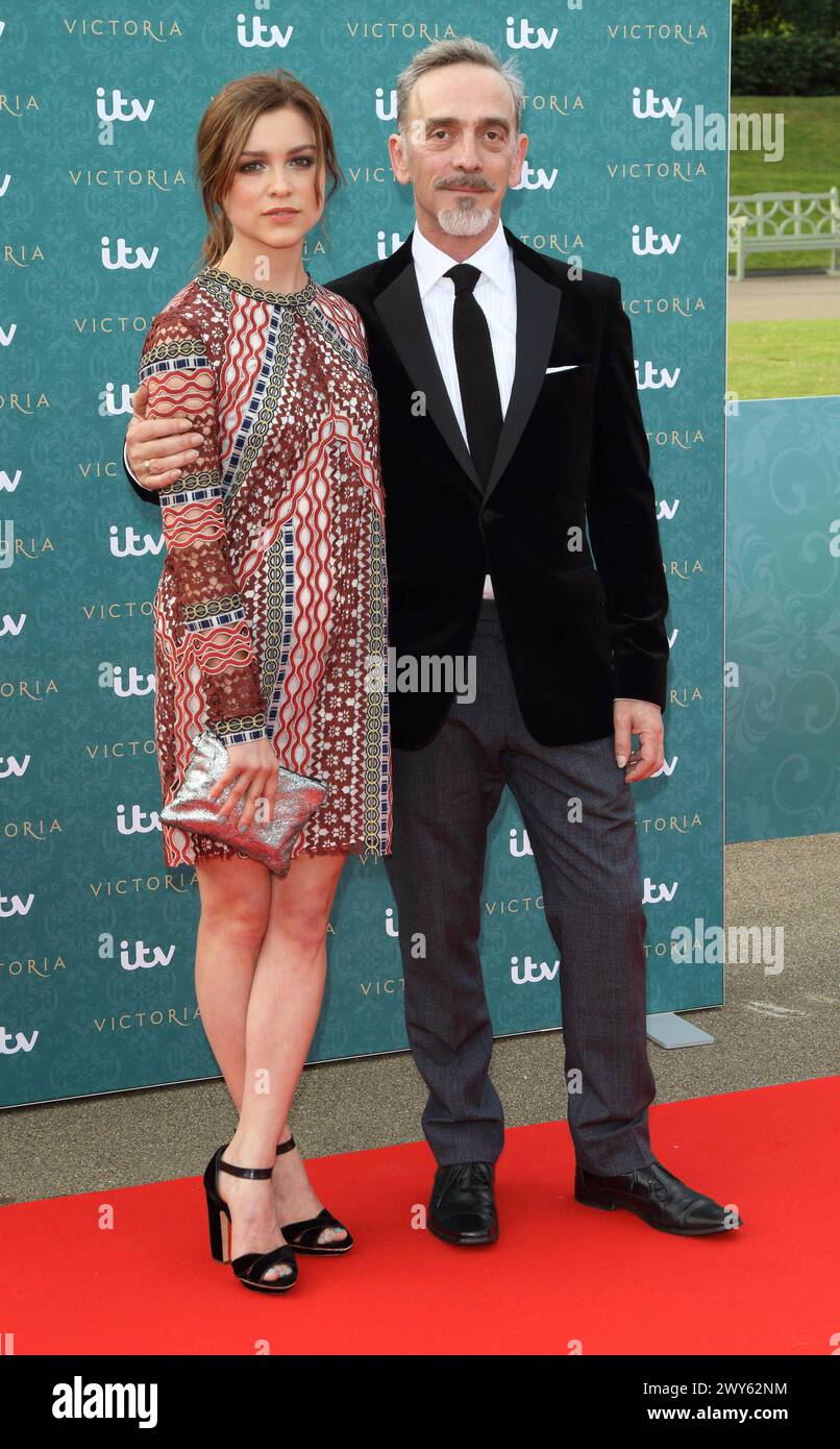 Adrian Schiller mort à 60 ans Sophie Cookson et Adrian Schiller lors de la première mondiale de la nouvelle série ITV Victoria au Palais de Kensington, Londres le 11 août 2016 Cap/ROS ROS/ Londres Grande-Bretagne Copyright : xStevexRoss/CapitalxPicturesx Banque D'Images