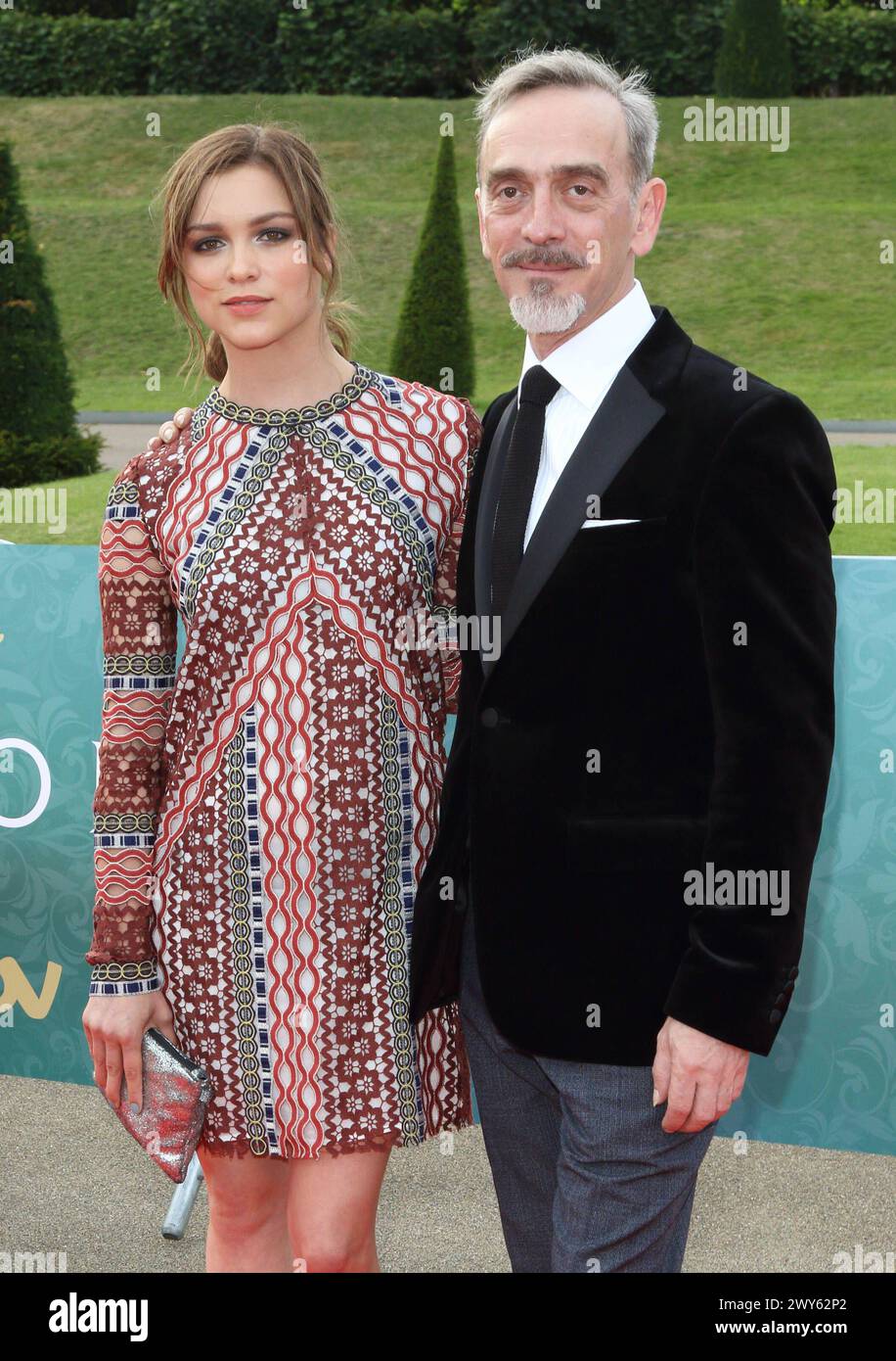 Adrian Schiller mort à 60 ans Sophie Cookson et Adrian Schiller lors de la première mondiale de la nouvelle série ITV Victoria au Palais de Kensington, Londres le 11 août 2016 Cap/ROS ROS/ Londres Grande-Bretagne Copyright : xStevexRoss/CapitalxPicturesx Banque D'Images