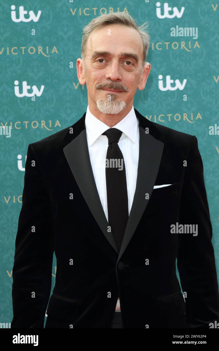 Adrian Schiller mort à 60 ans Adrian Schiller à la première mondiale de la nouvelle série ITV Victoria au Palais de Kensington, Londres le 11 août 2016 Cap/ROS ROS/ Londres Grande-Bretagne Copyright : xStevexRoss/CapitalxPicturesx Banque D'Images