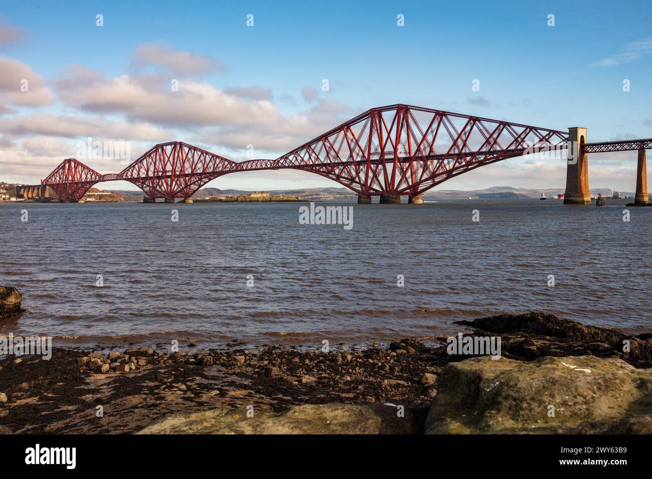 Emblématique pont ferroviaire écossais Forth reliant le nord et le sud du Queensferry en Écosse ouvert en 1890, il reste le plus long pont cantilever du monde Banque D'Images