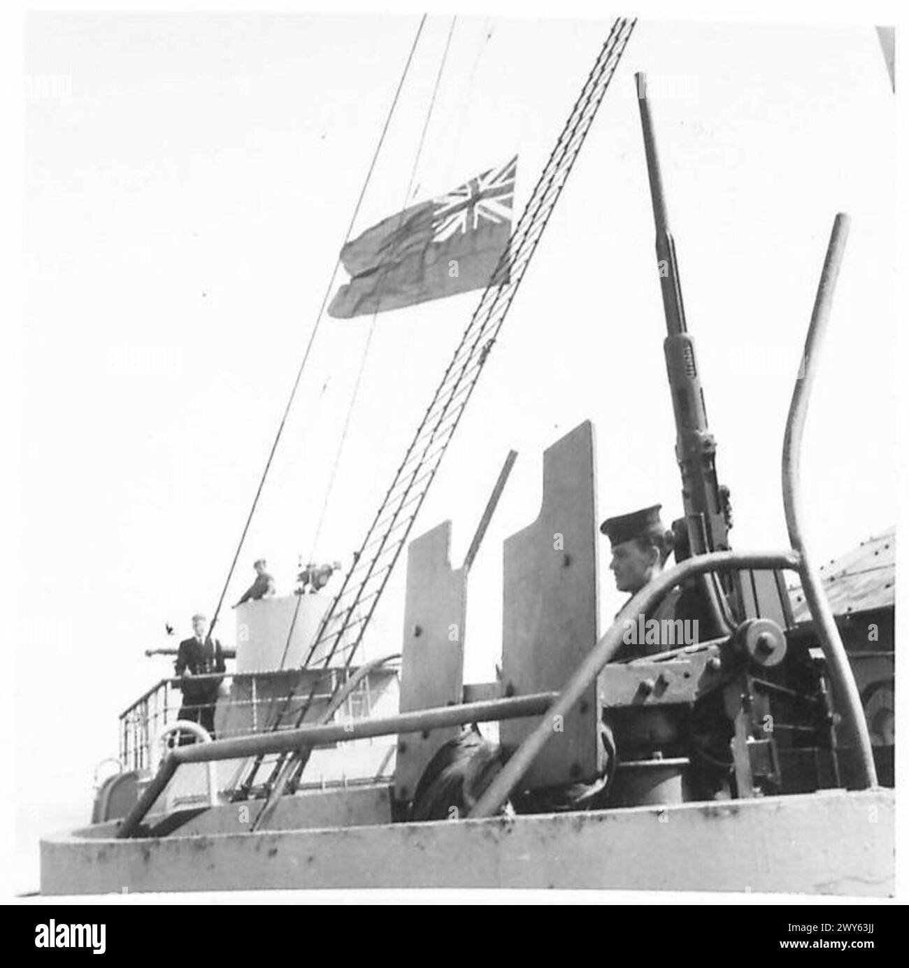 Le personnel à bord du navire de troupes H.M. Queen Elizabeth est informé de la mort du président Roosevelt en avril 1945 ; le navire vole en Berne en deuil. Banque D'Images