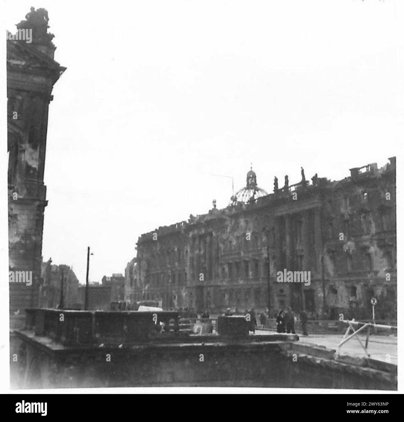 Le château de Berlin est montré après que les bombardements de guerre ont détruit la statue de premier plan, illustrant les dommages causés par la guerre pendant la seconde Guerre mondiale sous l'armée britannique, 21e groupe d'armées. Banque D'Images