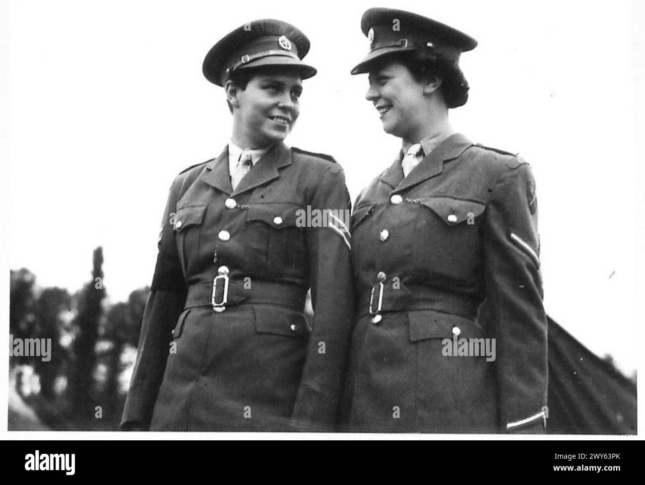 Collages CPL et l/CPL. Strong sont les premières filles de l'ATS Provost servant en Normandie dans le cadre de fonctions de police militaire. Banque D'Images