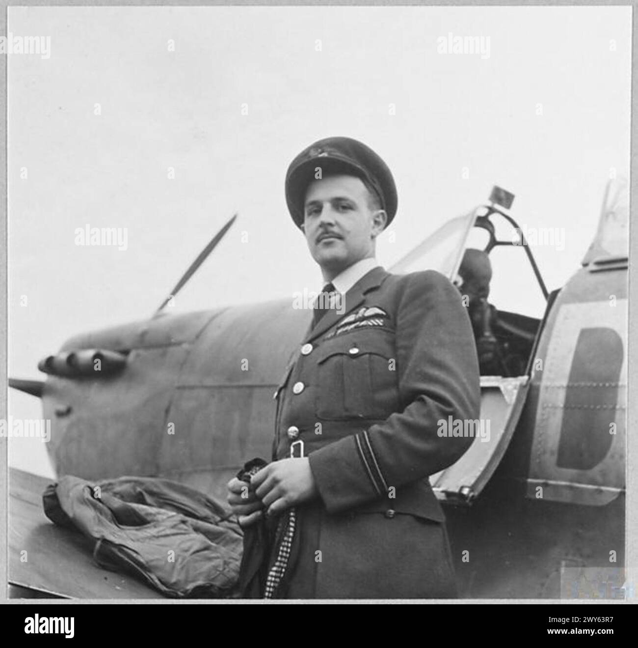 Un pilote français libre est attaché à un escadron de chasse de la Royal Air Force pendant la seconde Guerre mondiale Banque D'Images