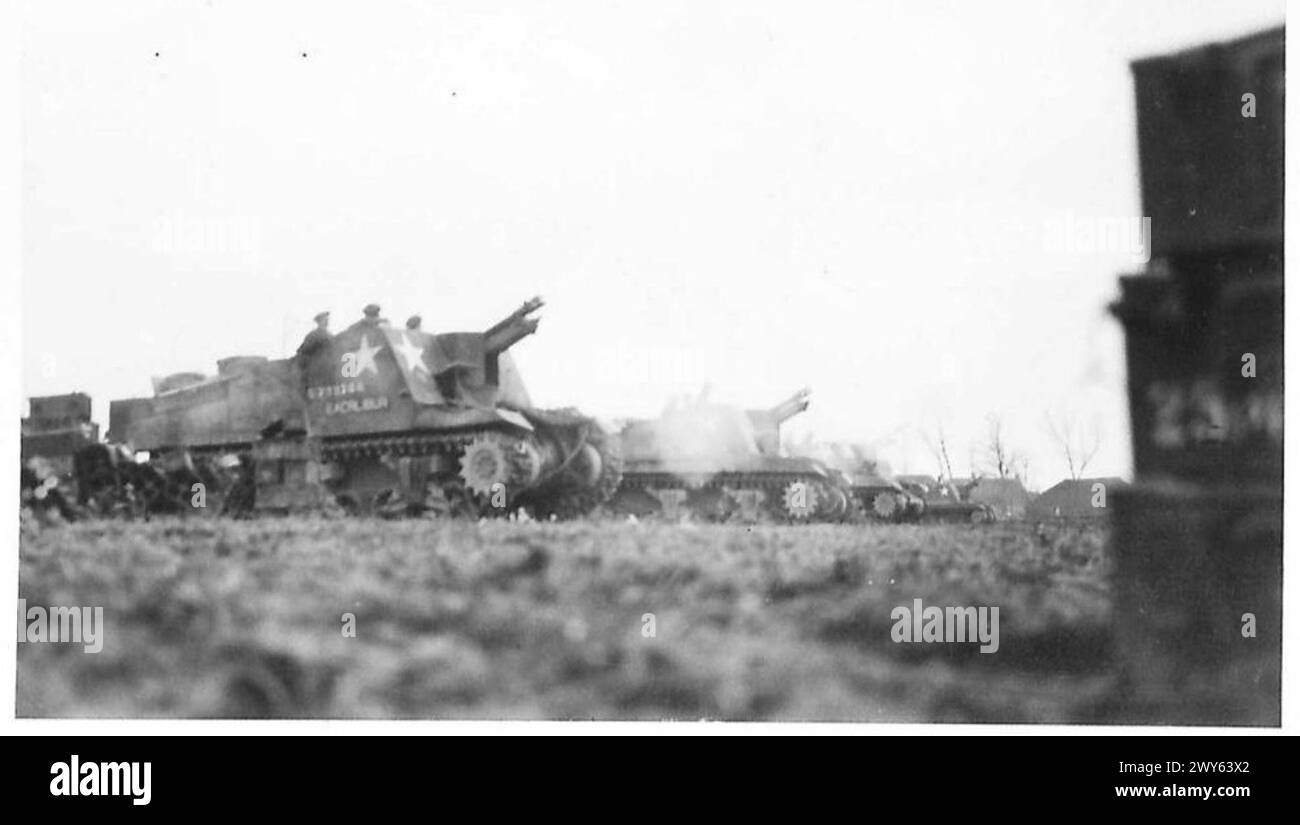 Canons automoteurs de 25 livres en action, tirant sur les positions ennemies, exploités par le personnel d'artillerie britannique du 21e groupe d'armées. Banque D'Images
