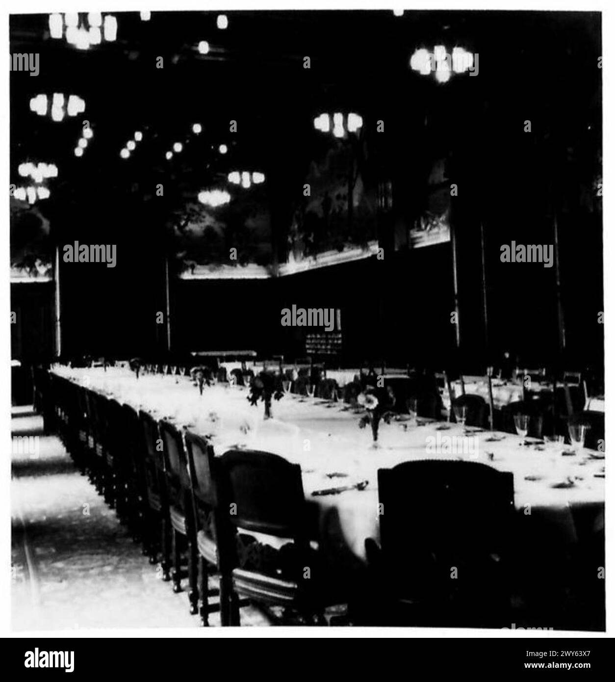 La salle à manger principale de la Villa Hugel à Essen est utilisée comme mess des officiers, pouvant accueillir jusqu'à 74 personnes pour les repas et les rassemblements sous la supervision de l'armée britannique du Rhin. Banque D'Images