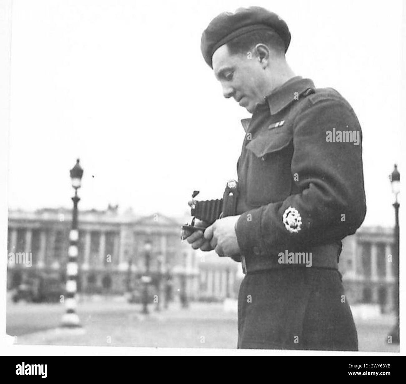 QMS Edwards, un soldat britannique, photographie les champs-Élysées lors d'une tournée parisienne, documentée par l'armée britannique. Banque D'Images QMS Edwards, un soldat britannique, photographie les champs-Élysées lors d'une tournée parisienne, documentée par l'armée britannique. Banque D'Images