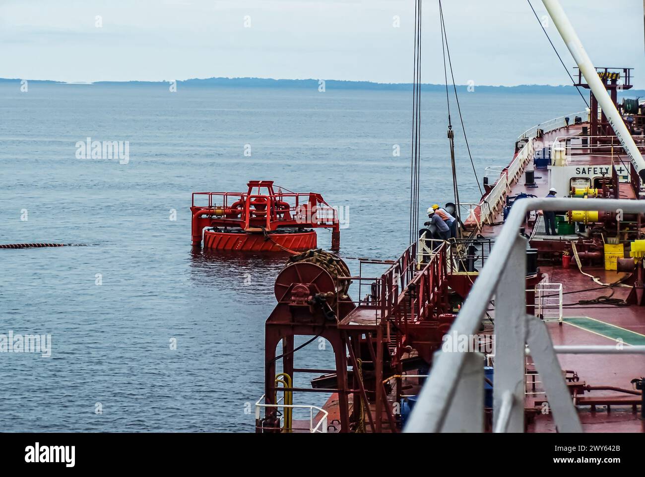 Chargement de pétrole offshore seule bouée amarre en pétrolier. Single Buoy Mooring sert de point d'amarrage pour les navires-citernes de gaz et le chargement et le déchargement Banque D'Images