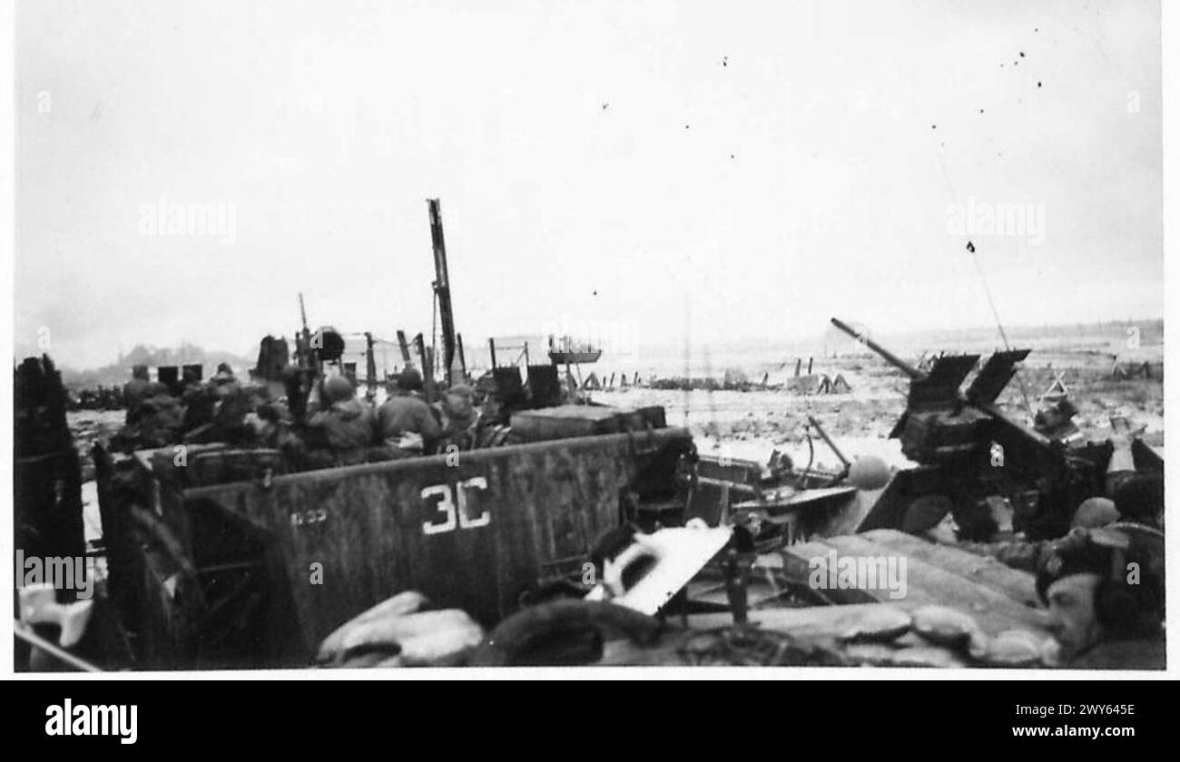 INVASION DE L'ÎLE WALCHEREN - chargement de L.C.TS. Avec des canons A.A. en action approchant des plages. , Armée britannique, 21e groupe d'armées Banque D'Images