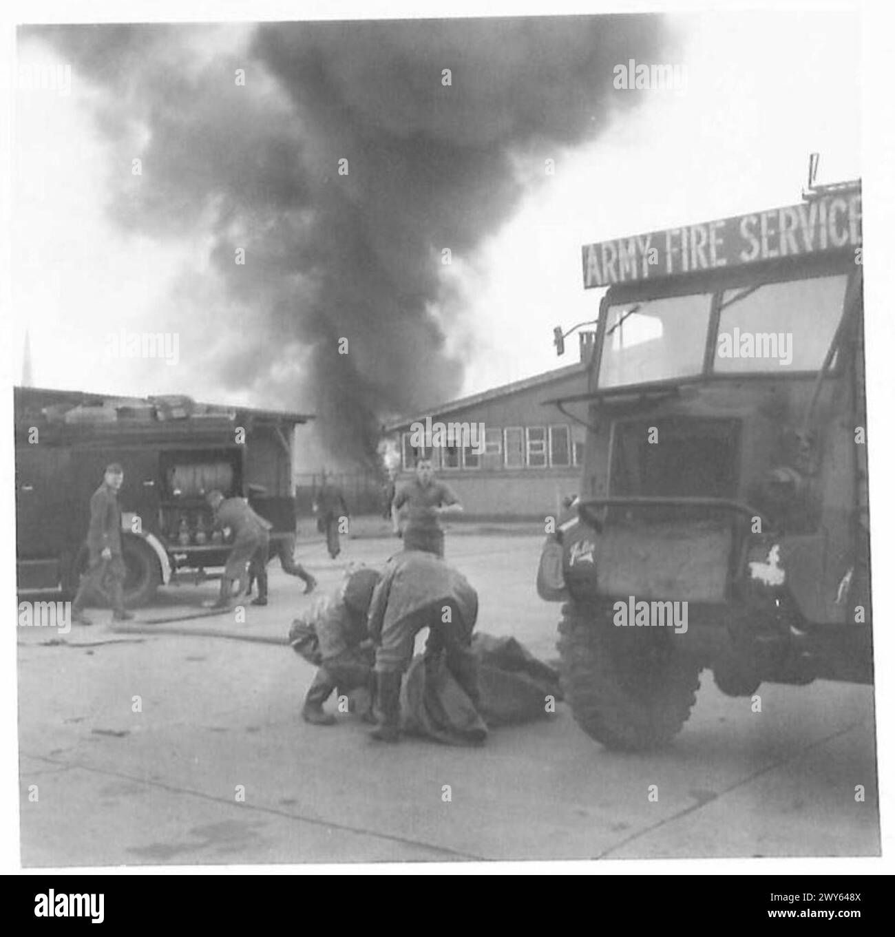 LES POMPIERS DE L'ARMÉE EN ACTION À LUBECK - nuages de fumée du feu. Au premier plan, on peut voir les moteurs des pompiers de l'armée et des pompiers de Lubeck. , Armée britannique, 21e groupe d'armées Banque D'Images