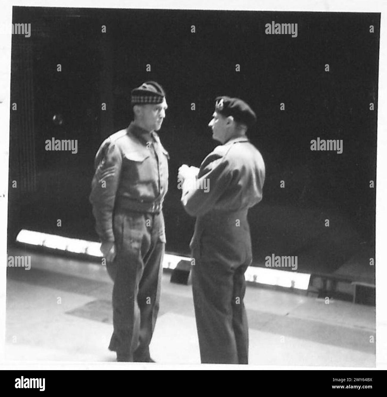 Le l/Sergent R. Whyte du 6e Bataillon King's Own Scottish Borderers reçoit l'investiture du commandant en chef de la 15e Division écossaise de l'armée britannique du Rhin. Banque D'Images