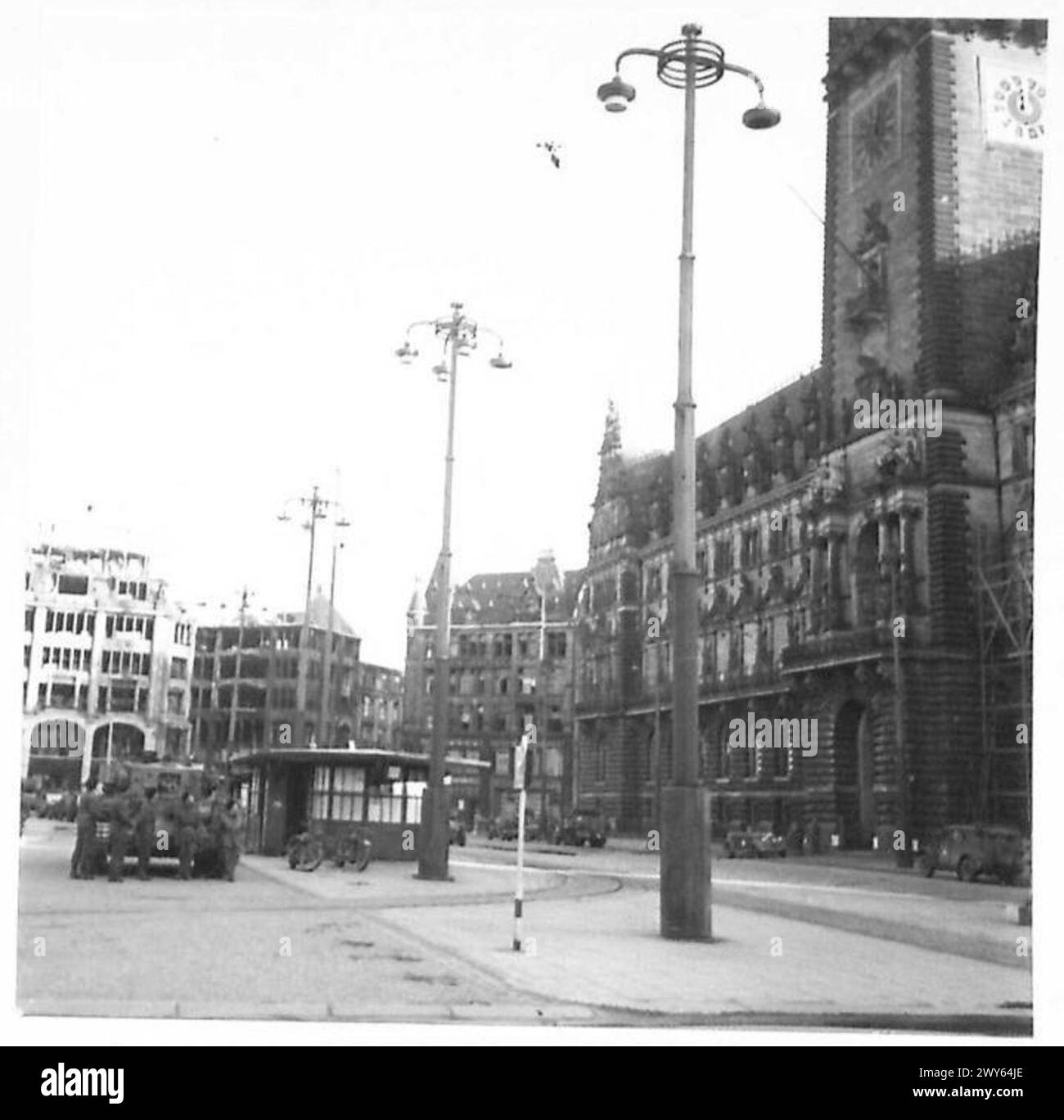 La mairie de Hambourg reste intacte suite à la reddition de la ville, observée par le 21e groupe d'armées britannique. Banque D'Images