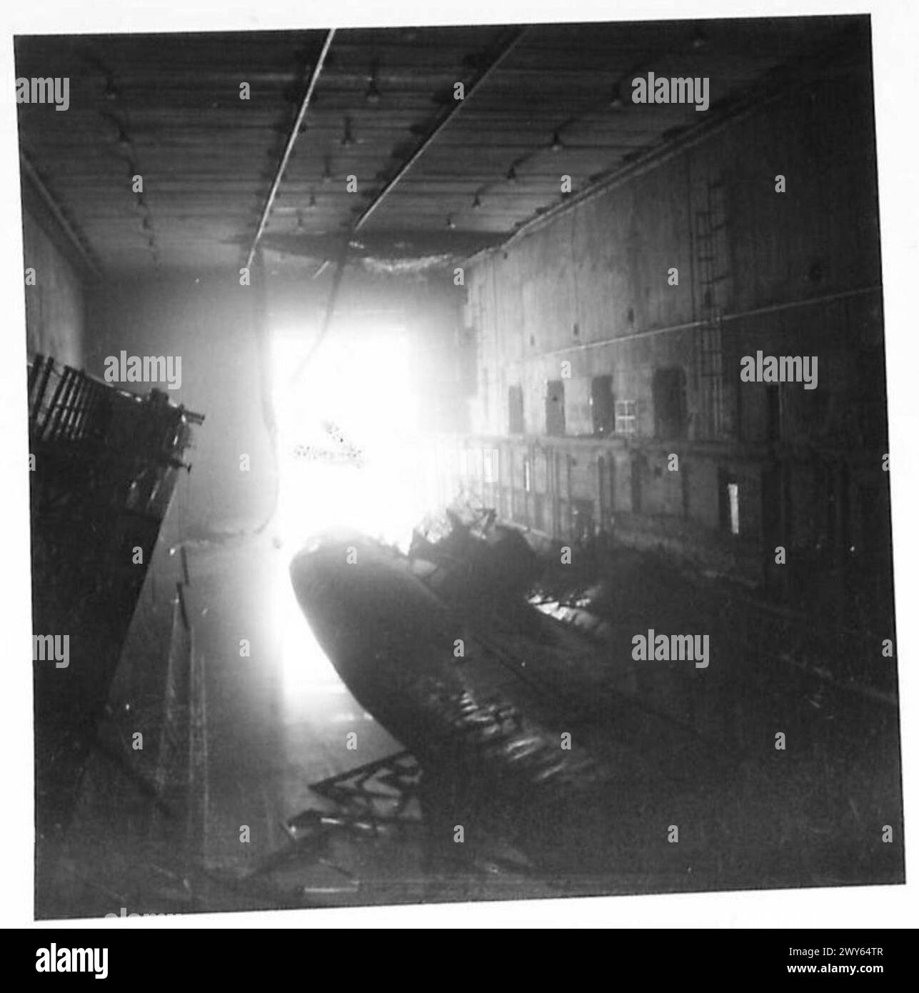 À l'intérieur des enclos de U-Boot, l'armée britannique du Rhin documente les U-Boots océaniques sabordés dans la première baie pendant les opérations de démolition. Banque D'Images