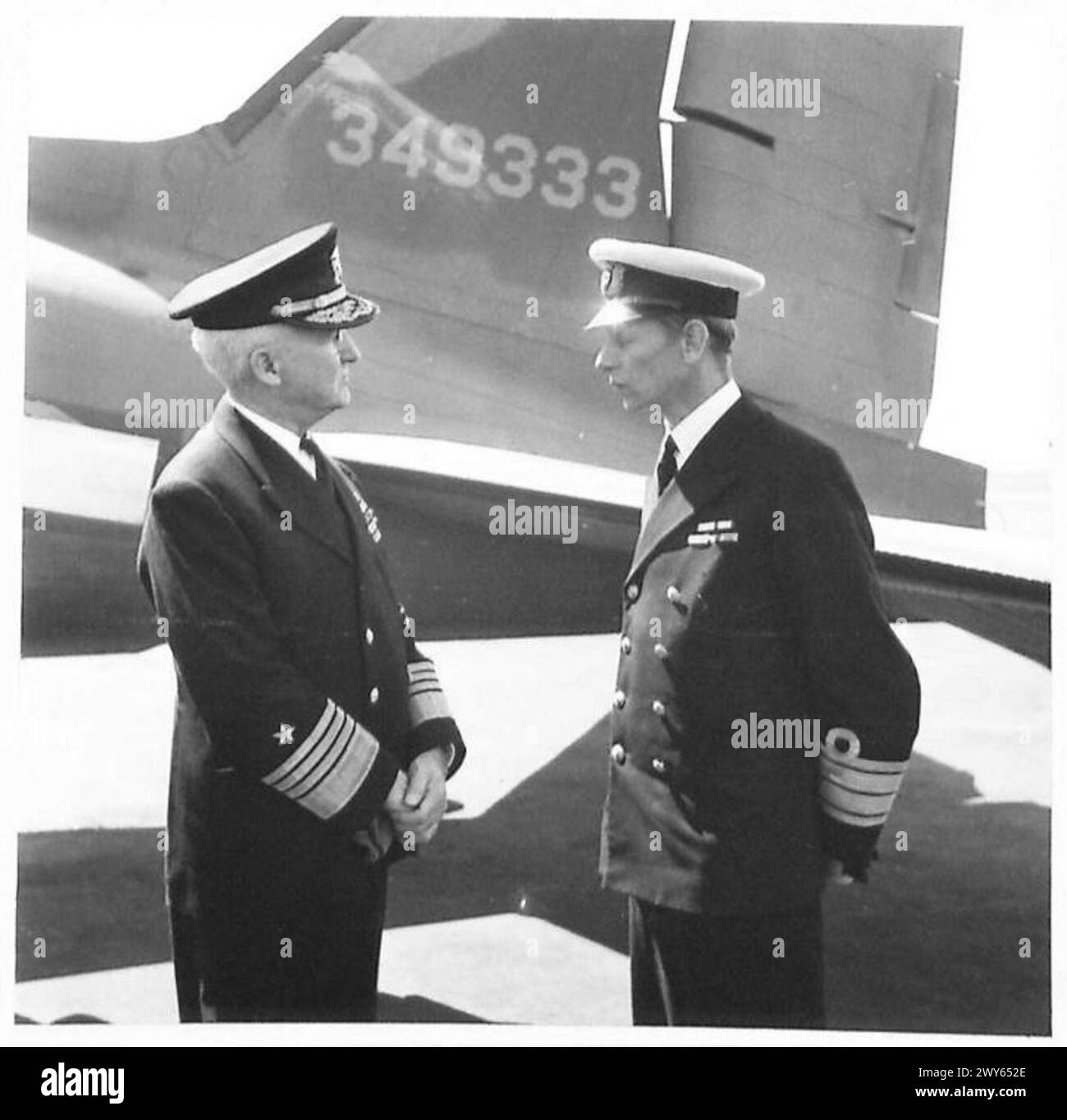 L'amiral Stark visite Copenhague et parle avec un officier de la marine danoise. Armée britannique, 21e groupe d'armées présent. Banque D'Images