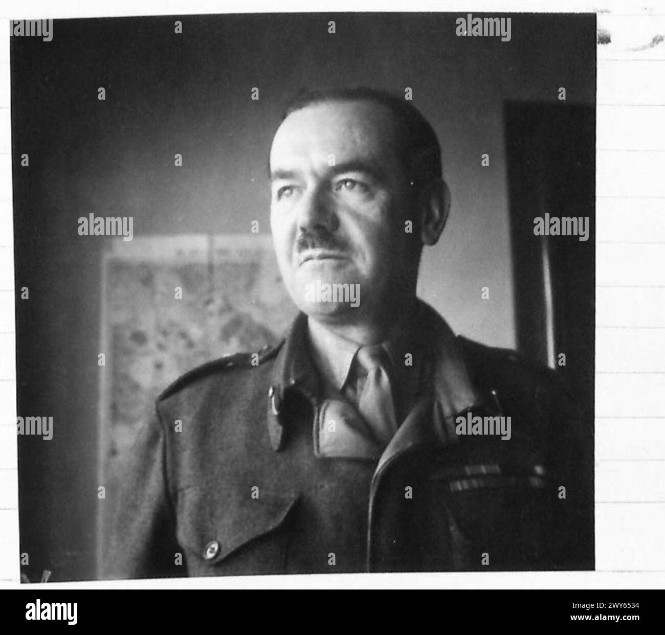 Le GCA Sir Alexander Hood, directeur général des services médicaux de l'armée, supervise les opérations médicales et l'administration avec le 21e groupe d'armées britannique. Banque D'Images