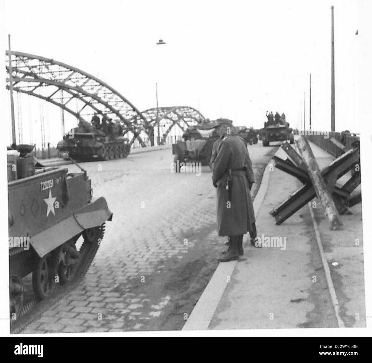Les troupes britanniques entrent à Hambourg tandis que la police allemande observe, marquant l'occupation de la ville, British Army, 21st Army Group. Banque D'Images
