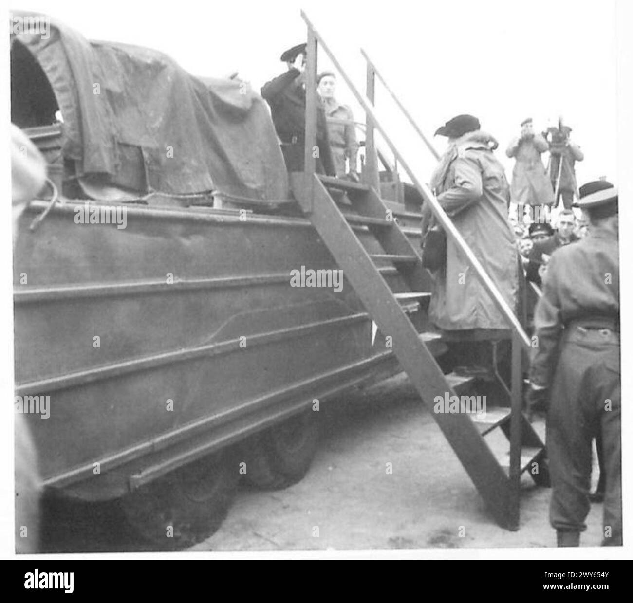 NIGHTSHADE - Reine embarquant dans un canard pour inspecter les dégâts causés et les villages inondés à Walcheren. , Armée britannique, 21e groupe d'armées Banque D'Images