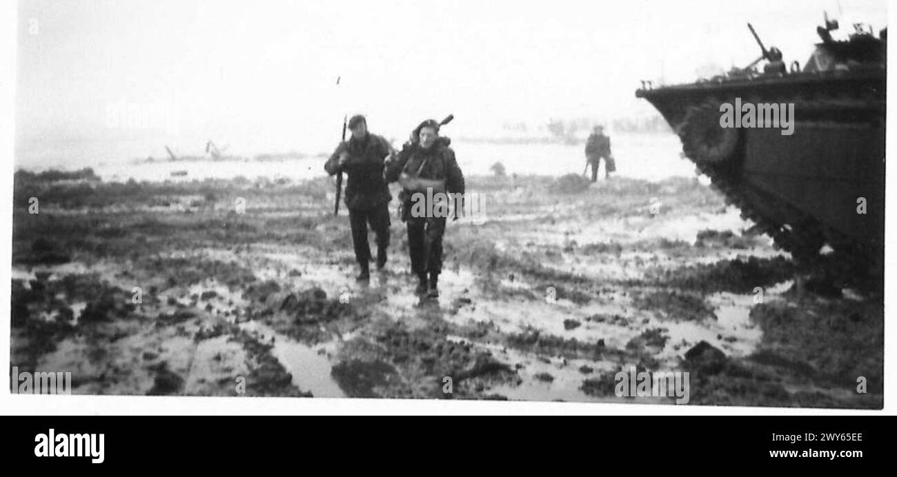 INVASION DE L'ÎLE WALCHEREN - Commandos patant dans la boue sur la plage barbée. , Armée britannique, 21e groupe d'armées Banque D'Images